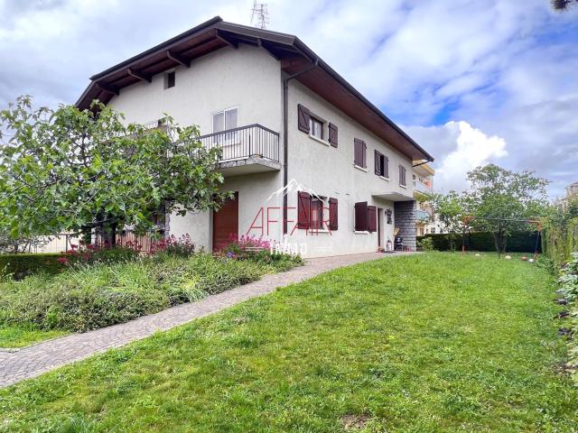 PROPRIETE COMPOSEE DE 2 APPARTEMENTS T4 + COMBLES ET SOUS SOL 74100 ANNEMASSE