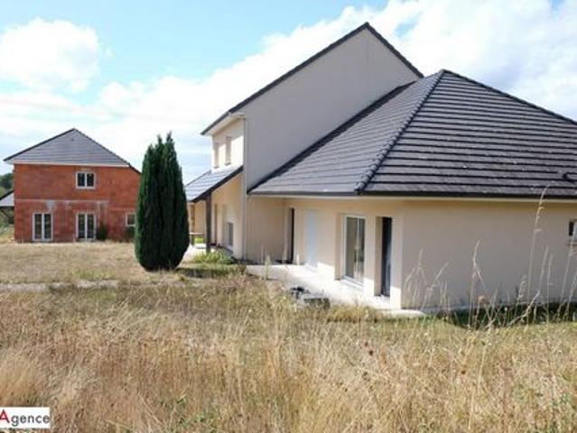 Propriété comprenant trois constructions sur 11 778 m²