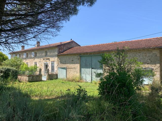 Propriété comprenant une maison en pierre de 271 m2, une sec. 271m² Sauveterre De Guyenne