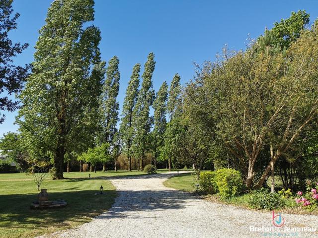 Propriété comprenant maison et gîtes sur 1 ha 27 en Mayenne 414m² Aron