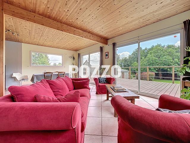 Propriété comprenant maison F4 en ossature bois, bâtiments avec 14 boxes, 10 ha de prairies et 2ha de bois