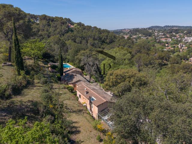 Propriété confidentielle avec piscine sur 3,7 hectares à Aix. 300m² Aix en Provence