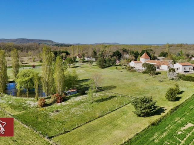 Propriété contemporaine avec lac et maison d’amis