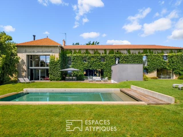 Propriété contemporaine avec piscine au coeur d'un écrin de verdure