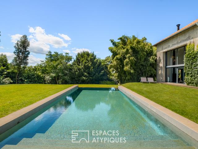 Propriété contemporaine avec piscine au coeur d'un écrin de verdure
