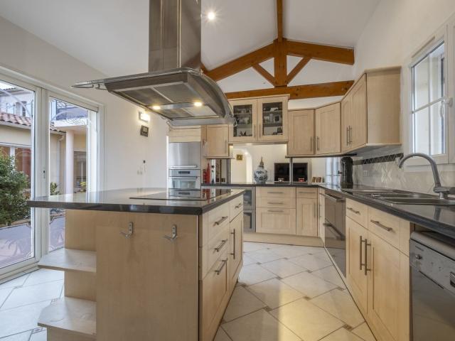 Propriété contemporaine de 408 m² sur 1,3 ha avec patio cent. 408m² Essouvert