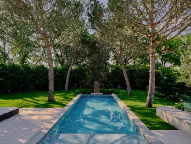 Propriété contemporaine d'exception, meublée, avec piscines intérieure et extérieure