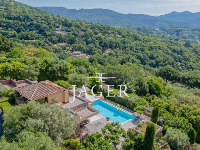Propriété contemporaine en pierre avec vue panoramique sur l. 230m² La Garde Freinet