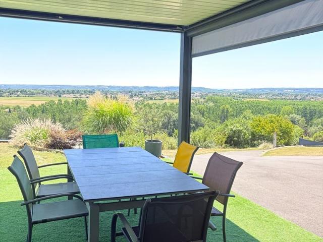 Propriété contemporaine hors du commun – Vue à 180° et envir. 162m² Gasques