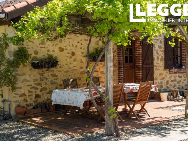 SOUS OFFRE* Propriété charmante à Bouzon Gellenave 32 Cadre paisible avec piscine, vue et hangar