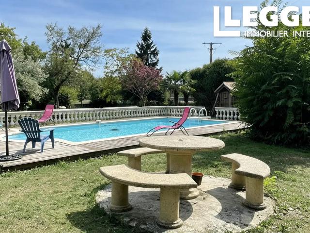 Propriété charentaise à proximité d'Angoulême et de Mansle avec un grand jardin et piscine enterrée