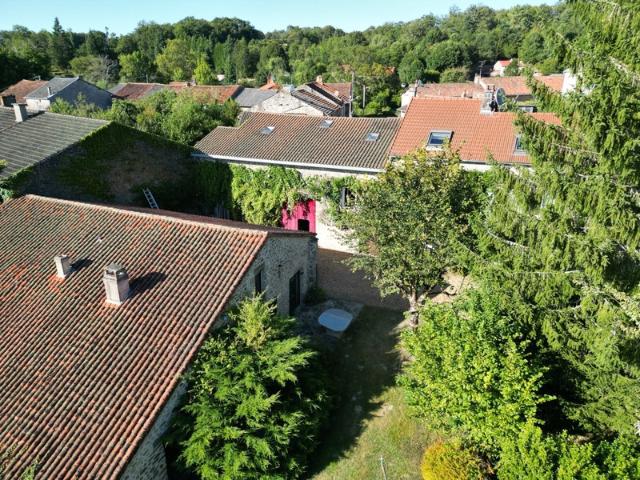 Propriété à vendre 10 pièces 400m2 habitable sur 3,5 hectares de terrain, piscine et dépendances