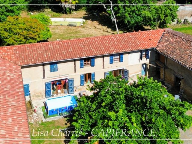 Propriete à vendre 11 pièces de 406 m2 habitables au total, avec dépendance sur 5261 m2 proche de NOGARO 32