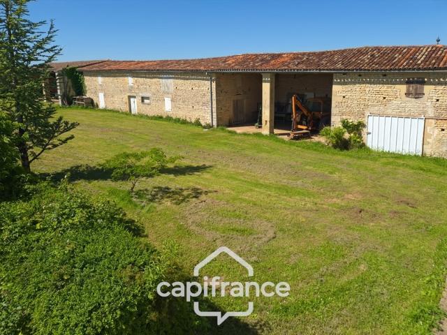 Propriété à vendre 14 pièces PAILLE 17 sur 4800m² de terrain avec nombreuses dépendances