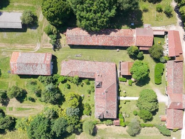Propriete à vendre 16 pièces proche de BARBEZIEUX SAINT HILAIRE 16 sur 8.5 ha