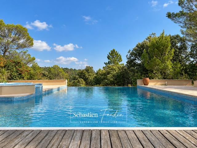 Propriété à vendre 6 pièces à BRAS 83 grand calme sans vis à vis terrain de 2,7 ha 5 000 m² clôturés piscine à débordement chauffée 248 m² vue dégagée nature