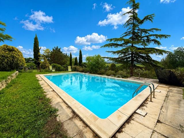 Propriété à vendre 8 pièces 274 m2 sur 1 hectare PERTUIS 84