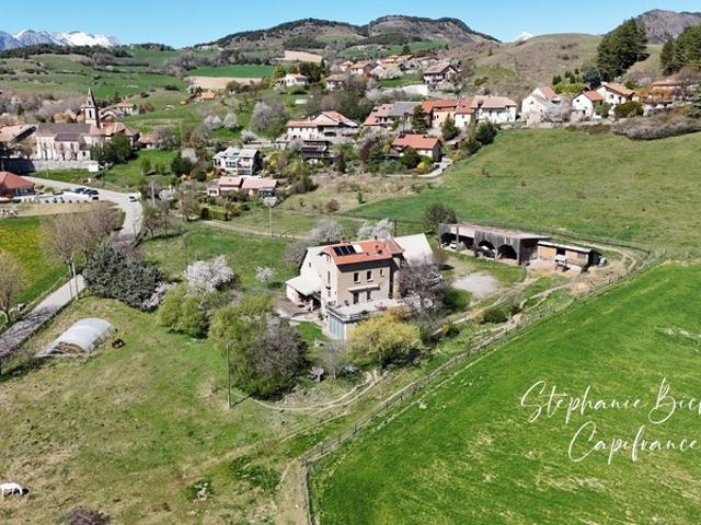 Propriete à vendre 9 pièces JARJAYES 05 dépendances zone touristique 1,8 hectare