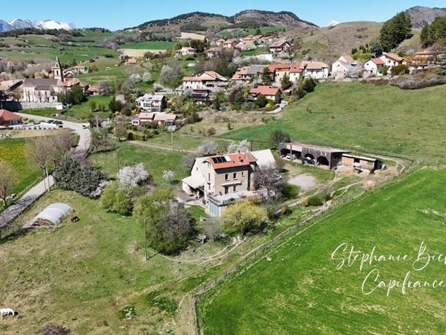 Propriete à vendre 9 pièces JARJAYES 05 dépendances zone touristique 1,8 hectare