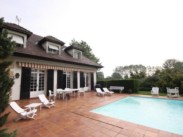 Propriete à vendre sur 35 hectares, 14 pièces, piscine, tennis, chasse, pêche, équitation, au cœur de la Dombes
