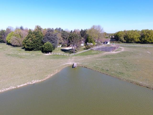 Propriete à vendre sur 35 hectares, 14 pièces, piscine, tennis, chasse, pêche, équitation, au cœur de la Dombes