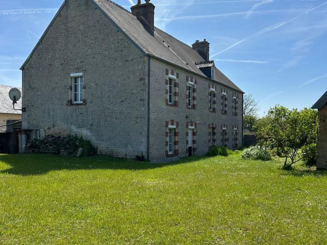 Propriété à CHEF DU PONT 50480 de 250 m2 avec dépendances et 2 hectares de terrain