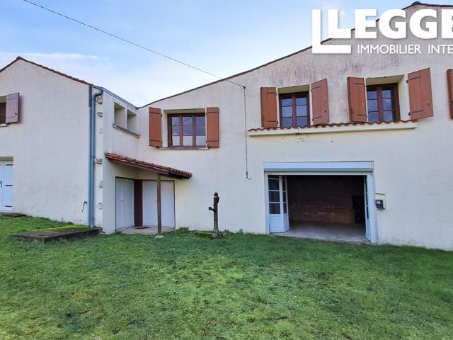 Propriété à rénover en Charente Maritime: Appartement avec 4 chambres, jardin et garages
