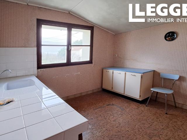 Propriété à rénover en Charente Maritime: Appartement avec 4 chambres, jardin et garages