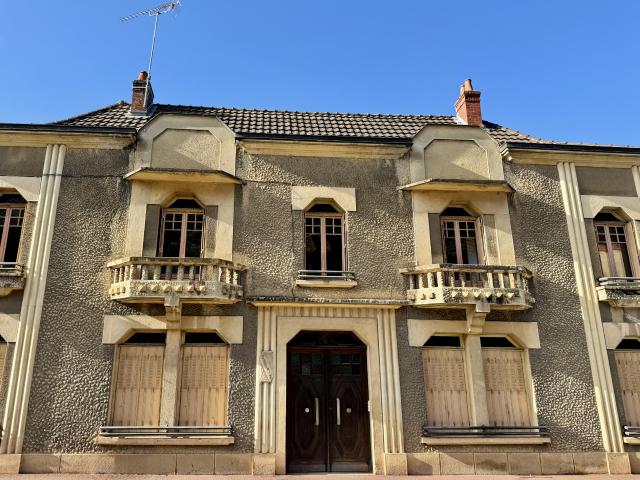 Propriété art déco de 1930 sur deux bâtisses au bord du lac de la Clayette
