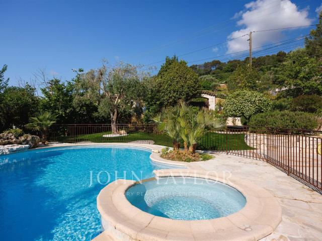 Propriété atypique à quelques pas du village 405m² La Colle sur Loup
