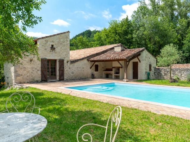 Propriété authentique à la campagne avec dépendances et pisc. 170m² Agen