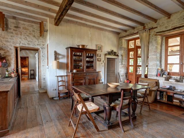 Propriété authentique avec maison d'amis, piscine, source et
