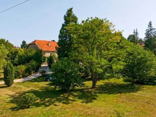 Propriété au calme avec grand terrain