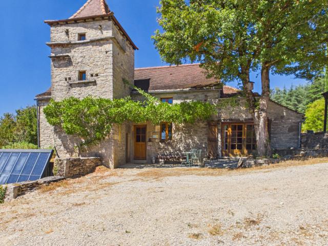 Propriété avec 2 maisons, dépendances sur GR65