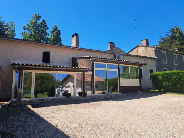 Propriété avec 2 habitations, dépendances et plus de 5 hecta. 313m² Saint André du Bois