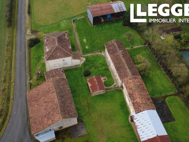 Propriété avec 2 habitations et nombreuses dépendances sur vaste terrain de 10000m²
