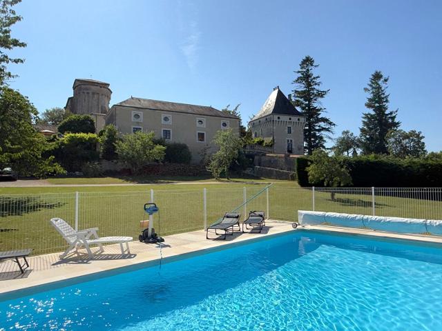 Propriete avec 3 Maisons! 345m² Charras