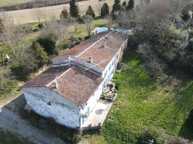 Propriété avec maison, 2 gîtes et une piscine