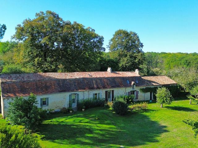 Propriété avec 3 gîtes et 12 hectares