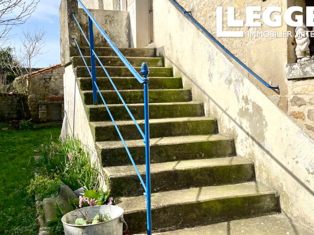 PRIX À DISCUTER ! Propriété avec trois chambres, grange, stockage et grand garage, cours. Besse, Charente