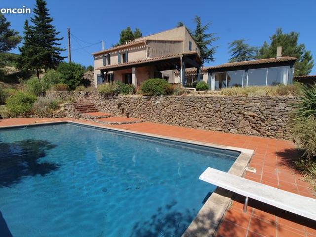 Propriété avec vue à 360° sur 23100 M2 avec une très belle piscine