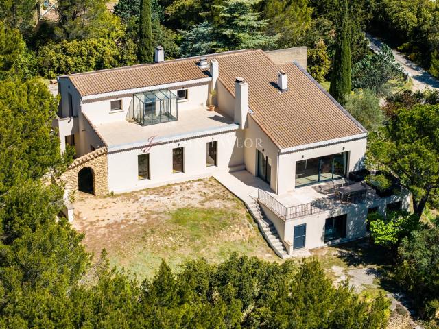 Propriété avec vue dominante au cœur de Châteauneuf du Pape 467m² Avignon