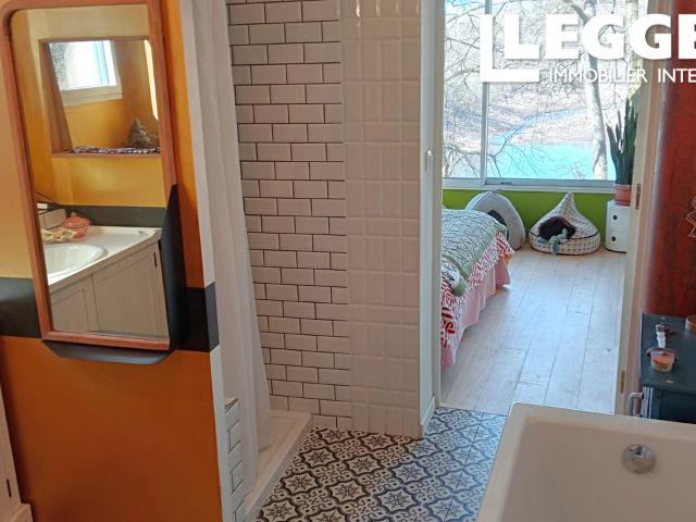 SOUS OFFRE Propriété avec vue somptueuse et accès privé au lac. Maison type loft + chalet à rénover, oxygène