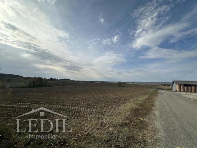 Propriété avec vue panoramique et nombreuses dépendances