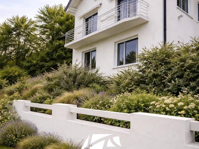 PROPRIETE AVEC VUE PANORAMIQUE EXCEPTIONNELLE 380 m2 habitables Parc de 4 924 m2 Espaces à réinventer