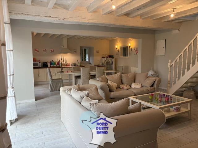 PROPRIETE AVEC DEPENDANCES SUR 8900 M2 DE TERRAIN