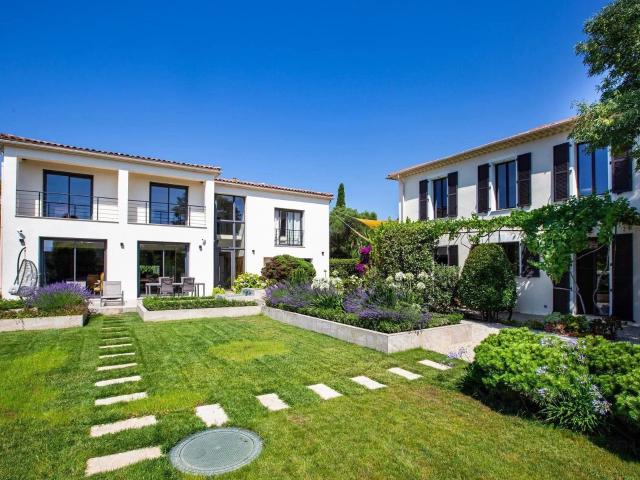Propriété avec deux maisons au calme, proche de toutes commo. 270m² Antibes