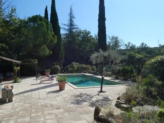 Propriété avec deux maisons, piscine et terrain