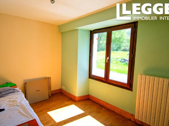 Propriété de deux chambres située dans un hameau tranquille avec une deuxième maison en cours de rénovation