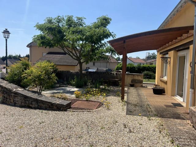 Propriété avec deux logements, cour et jardin